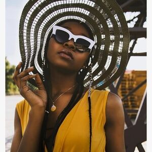 NWT Chic White & Black Cat Eye Sunglasses - UV Protection - Oversized Fashion